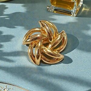 Elegant Radial Pinwheel Star Gold-Tone Brooch Pin